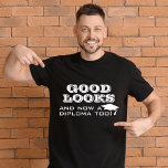 Camiseta Ótimas aparências e diploma muito engraçado<br><div class="desc">Boa aparência e agora um diploma muito engraçado de camiseta do homem de graduação. Uma citação engraçada para um formando - Boa aparência e agora um diploma também. Boné de formatura branco e tipografia. presente de excelente para um formando que se formou.</div>