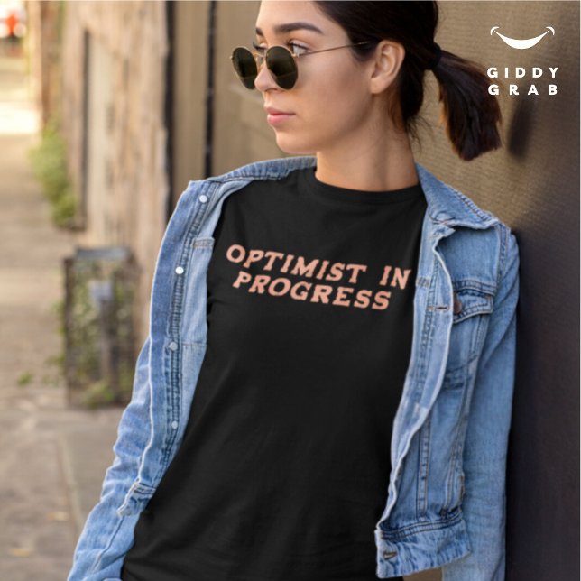 Camiseta Otimista em Andamento Citação de Caracteres Engraç (Criador carregado)