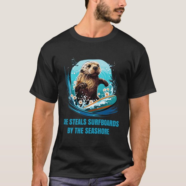 Camiseta Otter 841 Surfing Otter Ela Rouba Surfboards Otte (Frente)