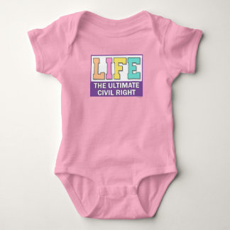 Camiseta ou body para bebê.