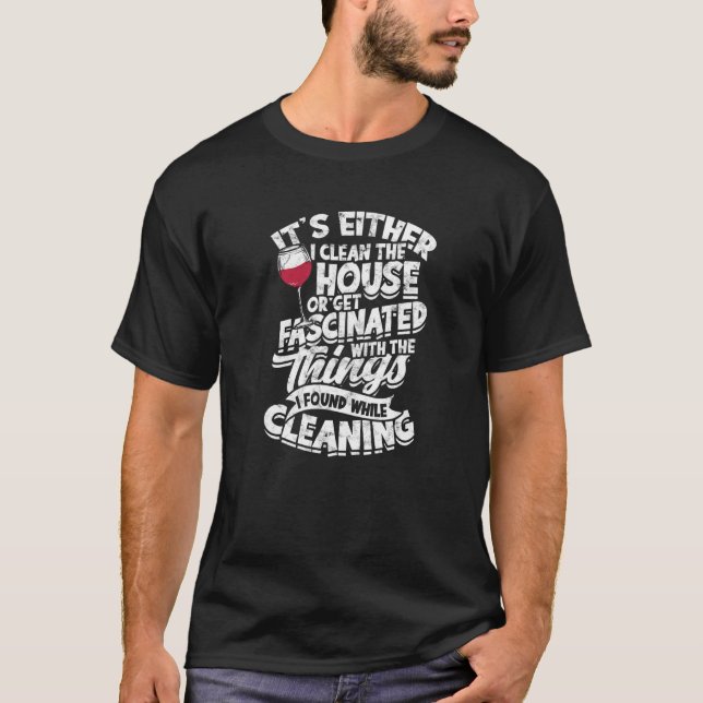 Camiseta Ou eu limpo a casa ou fico fascinado (Frente)