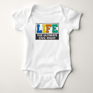 Camiseta ou macacão de bebé.