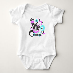 Camiseta ou macacão de bebê.