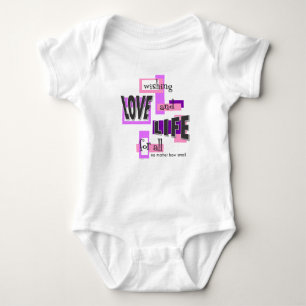 Camiseta ou macacão de bebê.