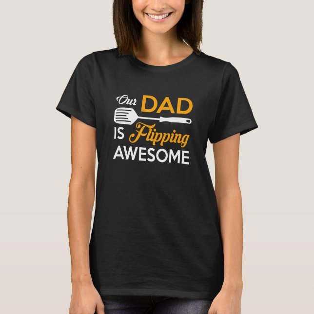 Camiseta Our Dad is Flipping Awesome Grill Daddy Fathers Da (Frente)