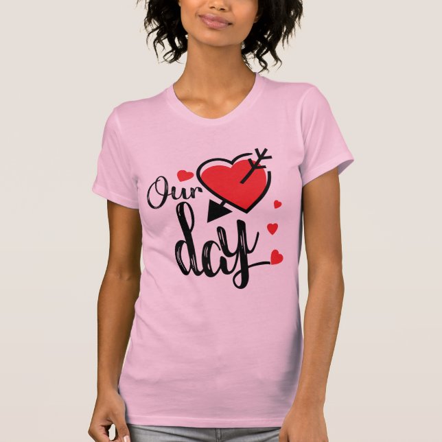 Camiseta Our Day Cute Heart & Arrow Romantic Valentine (Frente)