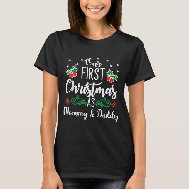 Camiseta Our First Christmas As Mommy And Daddy  (Frente)