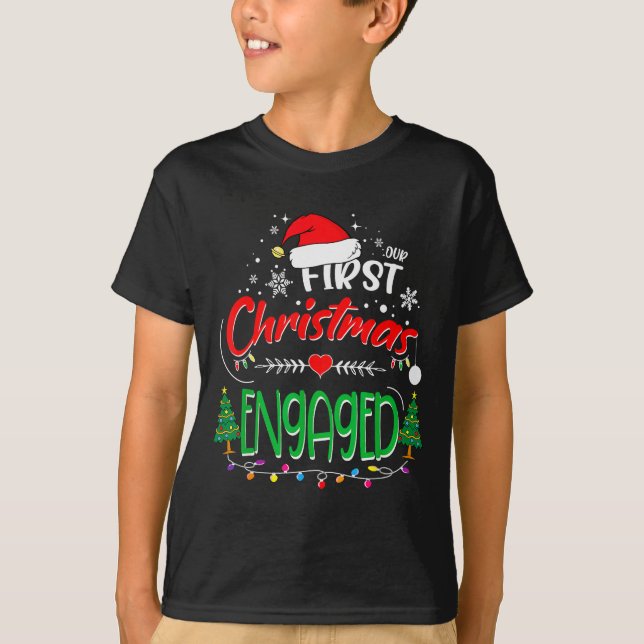 Camiseta Our First Christmas Engaged 2021 1st Christmas  (Frente)