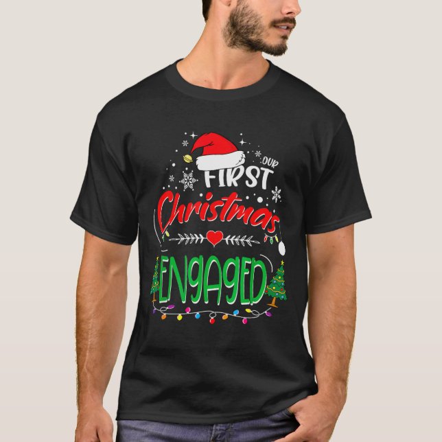 Camiseta Our First Christmas Engaged 2021 1st Christmas  (Frente)