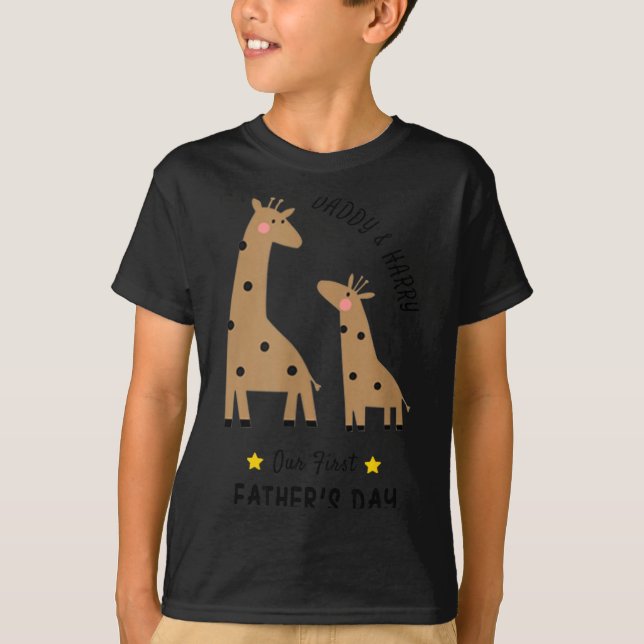 Camiseta Our First Father's Day 2026, Funny Giraffe Gift Da (Frente)