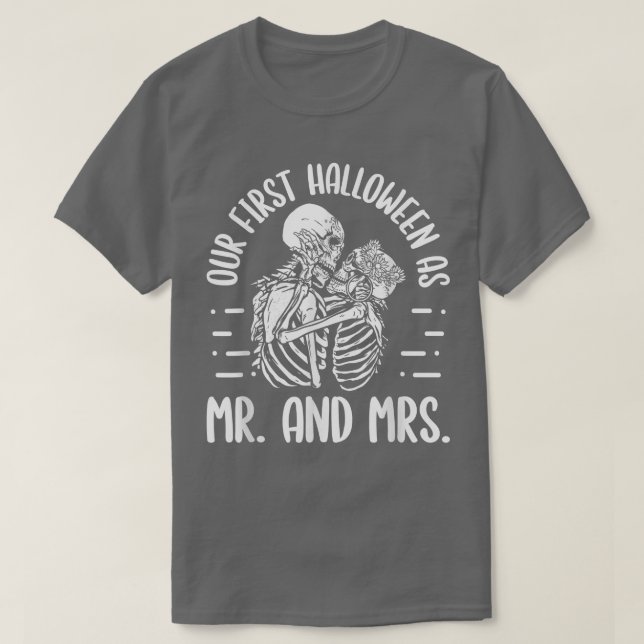 Camiseta Our First Halloween As Mr And Mrs Skeleton Married (Frente do Design)