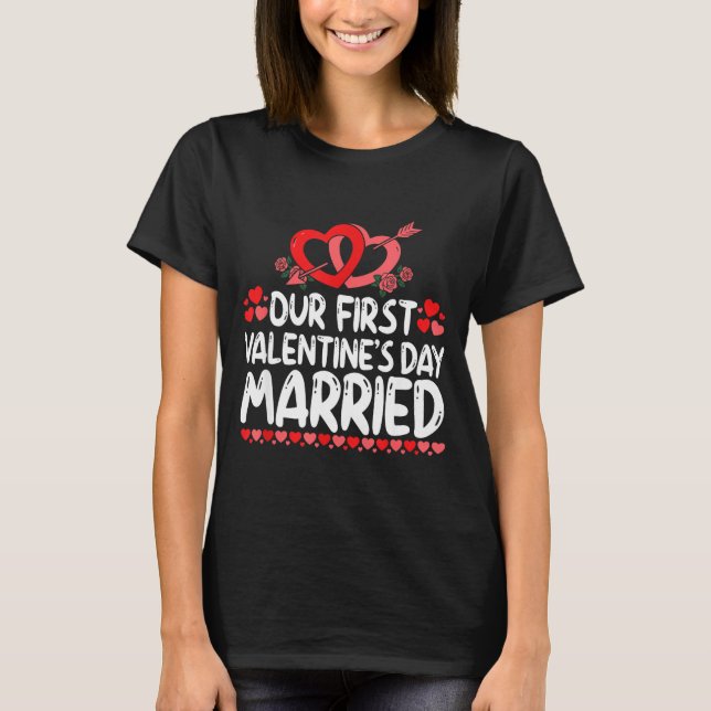 Camiseta Our First Valentines Married Husband Wife  (Frente)