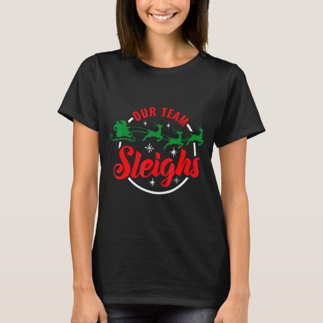 Camiseta Our Team Sleighs Christmas Family Pajama Xmas Holi (Frente)