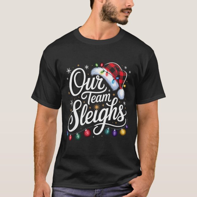 Camiseta Our Team Sleighs Christmas Lights Red Santa Hat Xm (Frente)