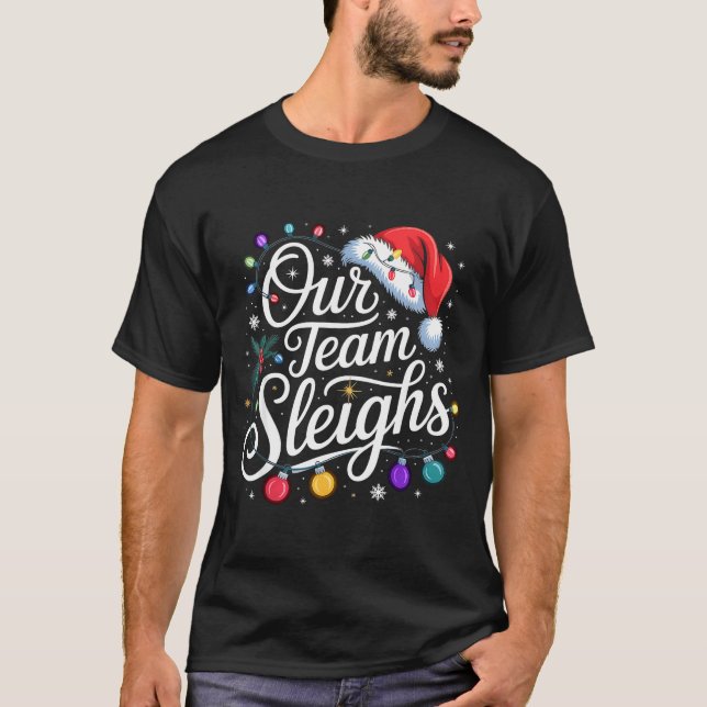 Camiseta Our Team Sleighs Christmas Lights Red Santa Hat Xm (Frente)