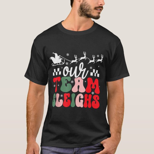 Camiseta Our Team Sleighs Christmas Reindeers Santa's Worke (Frente)
