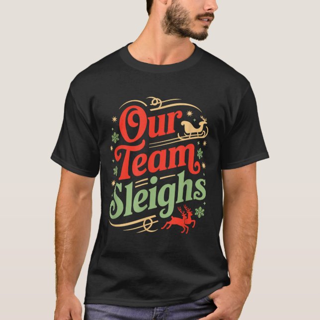 Camiseta Our Team Sleighs Christmas Reindeers Santa's Worke (Frente)