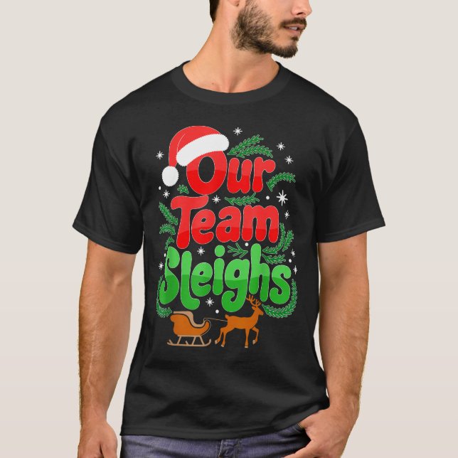 Camiseta Our Team Sleighs Christmas Reindeers Santa's Worke (Frente)
