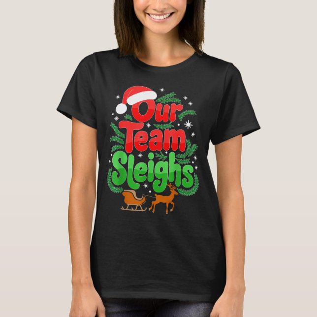 Camiseta Our Team Sleighs Christmas Reindeers Santa's Worke (Frente)