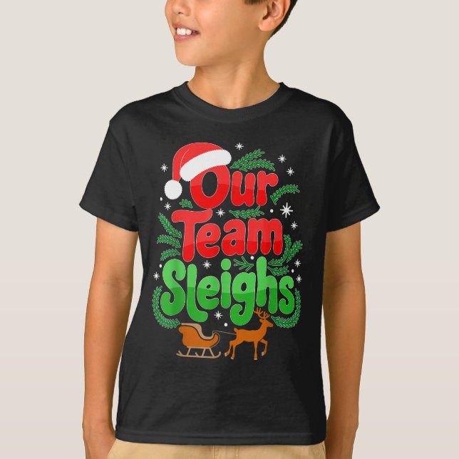 Camiseta Our Team Sleighs Christmas Reindeers Santa's Worke (Frente)