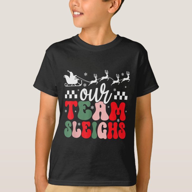 Camiseta Our Team Sleighs Christmas Reindeers Santa's Worke (Frente)