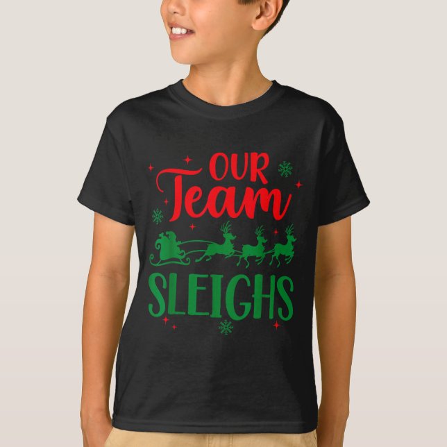 Camiseta Our Team Sleighs Christmas Santa Reindeers Office  (Frente)