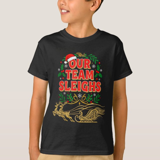 Camiseta Our Team Sleighs Christmas Shirts, Festive Office  (Frente)