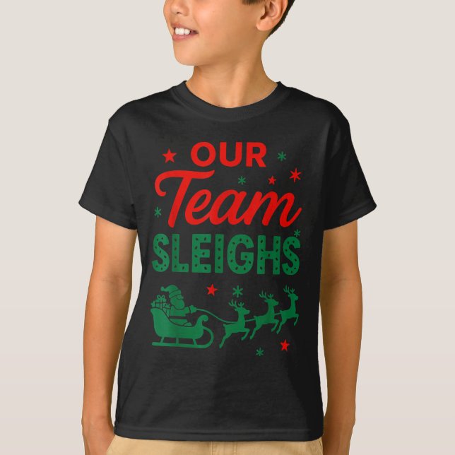 Camiseta Our Team Sleighs Christmas Work Team Matching  (Frente)