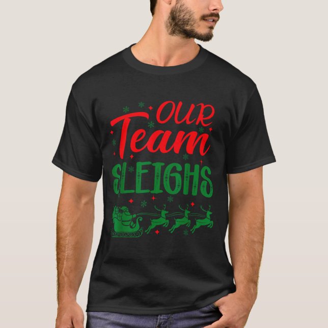 Camiseta Our Team Sleighs Funny Christmas Work Team Holiday (Frente)