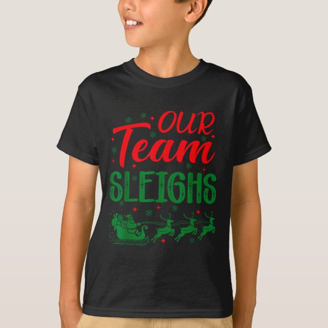 Camiseta Our Team Sleighs Funny Christmas Work Team Holiday (Frente)