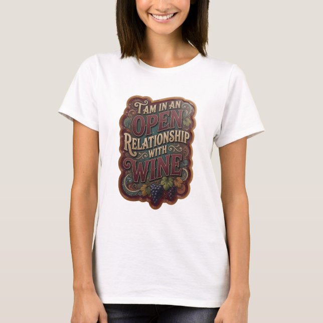 Camiseta Ouro EU ESTOU NUM RELACIONAMENTO ABERTO COM VINHO (Frente)