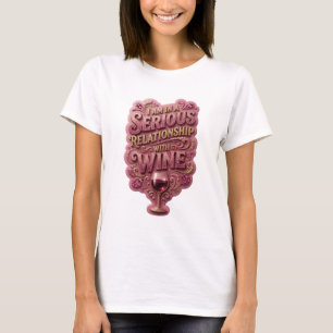 Camiseta Ouro EU ESTOU NUM RELACIONAMENTO SÉRIO COM VINHO