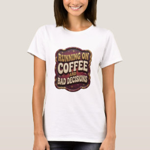 Camiseta Ouro Icônico CORRENDO COM CAFÉ E DECISÕES RUINS