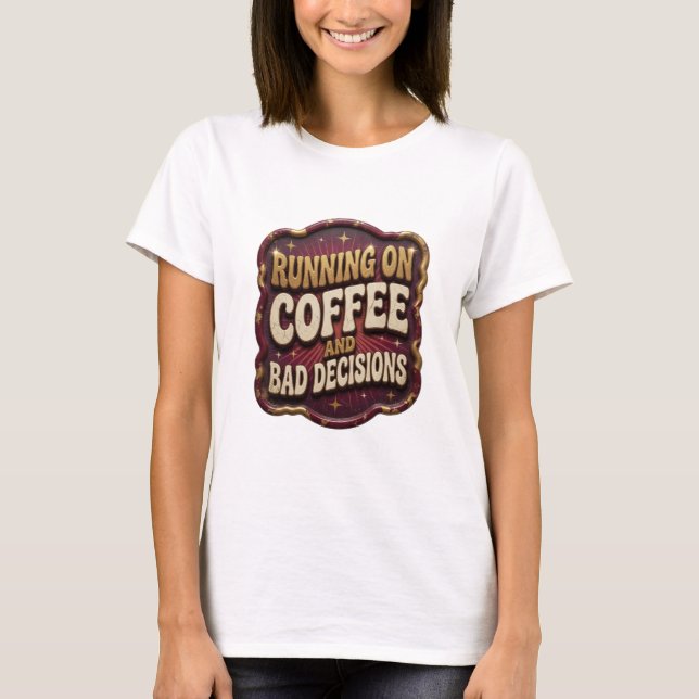 Camiseta Ouro Icônico CORRENDO COM CAFÉ E DECISÕES RUINS (Frente)