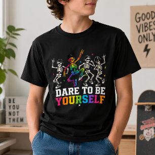 Camiseta Ouse Ser Você Mesmo Esqueleto Arco-íris