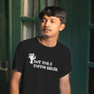 Camiseta "Out for a Coffin Break T-shirt 2023"