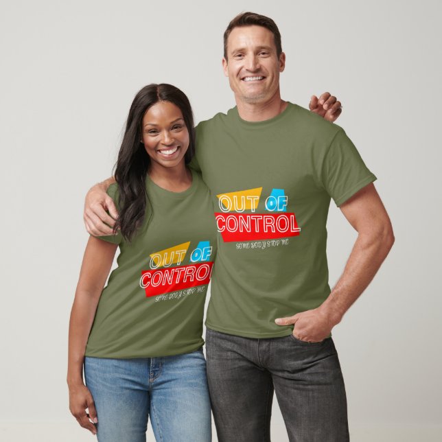 Camiseta Out of Control – Bold Typography Statement Design (Unissex)