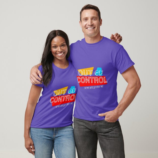 Camiseta Out of Control – Bold Typography Statement Design (Unissex)