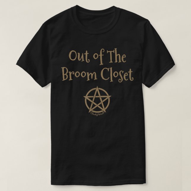 Camiseta Out of the Broom Closet Pagan Wiccan Cheeky Witch  (Frente do Design)