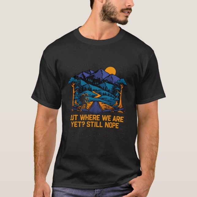 Camiseta Out Where We Are Yet Hiking Camping Hiker Camper F (Frente)