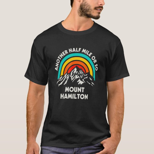 Camiseta Outra Meia Milha Ou Assim Andando O Monte Hamilton (Frente)