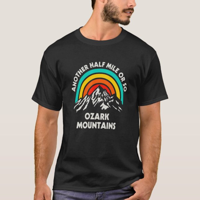 Camiseta Outra Meia Milha Ou Assim Caminhando Montanhas Oza (Frente)