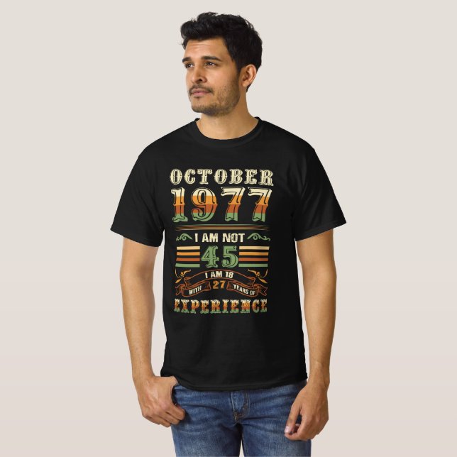 CAMISETA OUTUBRO DE 1977 NÃO TENHO 45 ANOS E TENHO 18 ANOS  (Frente Completa)