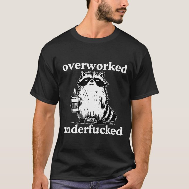 Camiseta Overworked And Underfored Funny Raccoon Coffee Say (Frente)