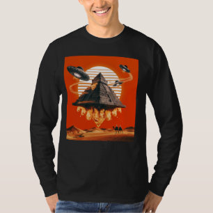Camiseta OVNI e Pirâmide no Deserto Vintage Sci-Fi Ali