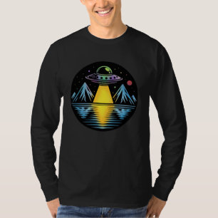 Camiseta OVNI retrô nas montanhas refletindo na água