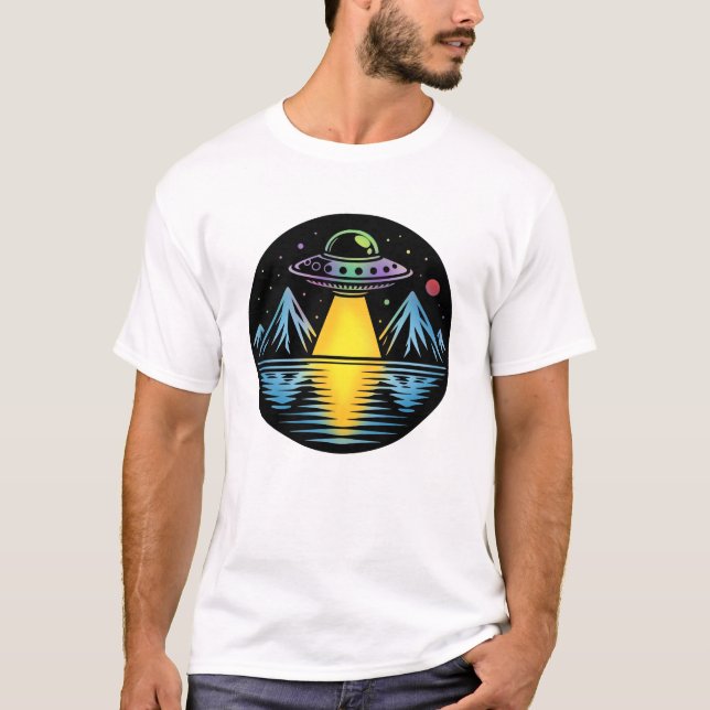 Camiseta OVNI Retro nas Montanhas Refletindo na Água (Frente)