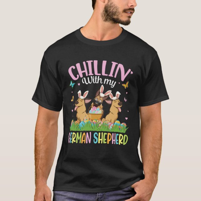 Camiseta Ovos de Páscoa de Borboleta Relaxando Com Meu Past (Frente)