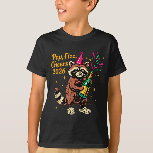 Camiseta P Fizz Cheers 2026 Funny Raccoon New Year Design  (Frente)