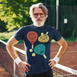 Camiseta Pacotes de Tênis de Padel e Colagem de Bolas<br><div class="desc">Esta árvore gráfica apresenta ilustrações realistas em estilo de raquetes de tênis de padel em tons de terra cotta,  ouro e chalé juntamente com algumas bolas amarelas de tênis.</div>